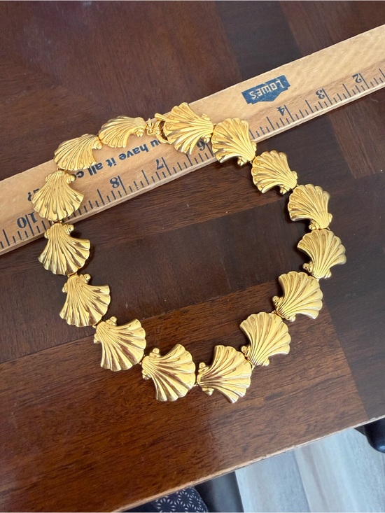 Jewelry - Vintage Gold Tone Shell Necklace